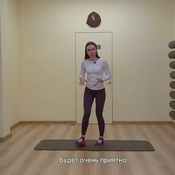 Упражнение с массажными мячами: массаж стопы