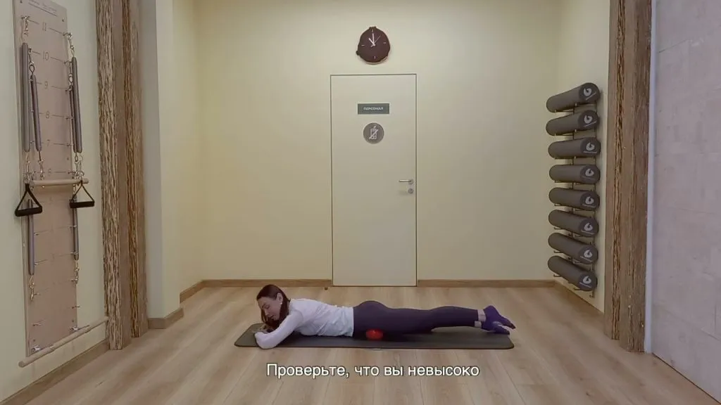 Упражнение с массажными мячами: массаж бедра
