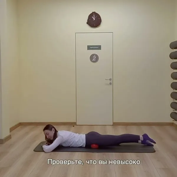 Упражнение с массажными мячами: массаж бедра